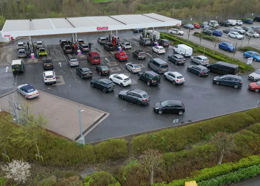 Mungesa të karburantit godasin qytetin Derby në Mbretërinë e Bashkuar