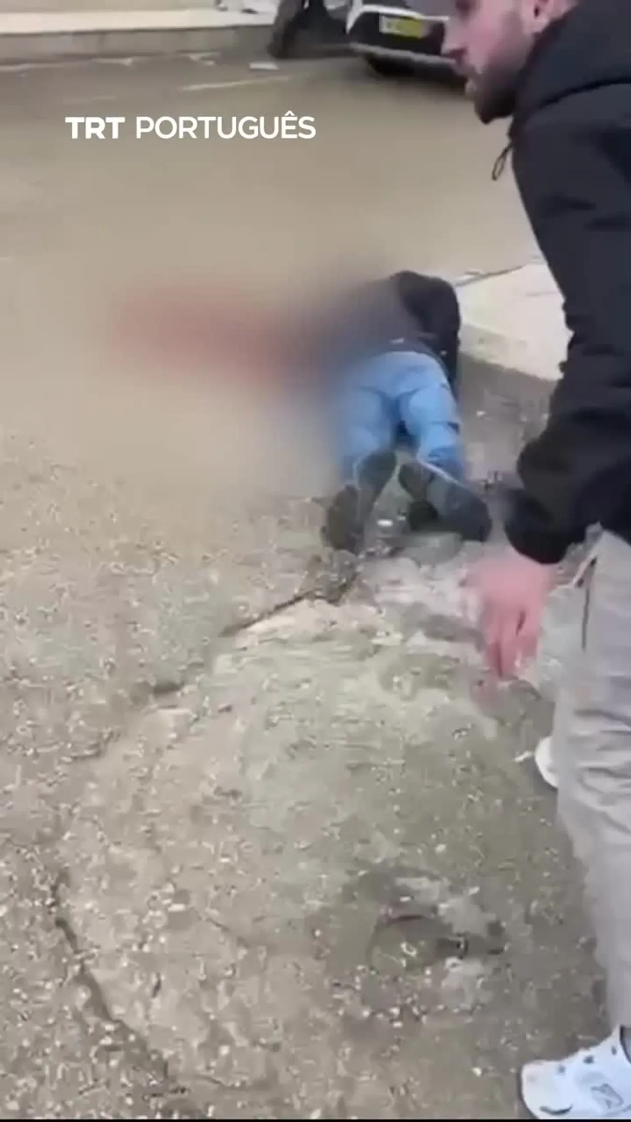 Forças israelitas disparam contra um palestiniano durante uma operação em Kalandiya