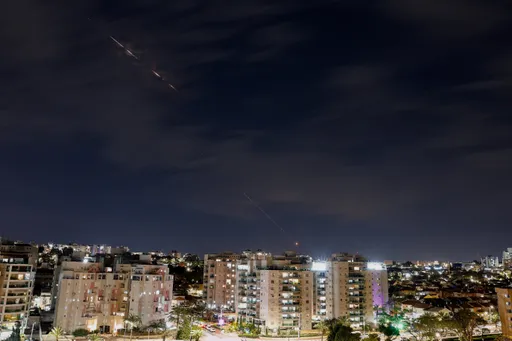 هجمات صاروخية متزامنة من حزب الله وإيران على إسرائيل.. والاحتلال يقر بمقتل عسكري جنوبي لبنان