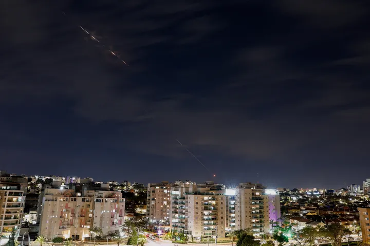 هجمات صاروخية متزامنة من حزب الله وإيران على إسرائيل.. والاحتلال يقر بمقتل عسكري جنوبي لبنان
