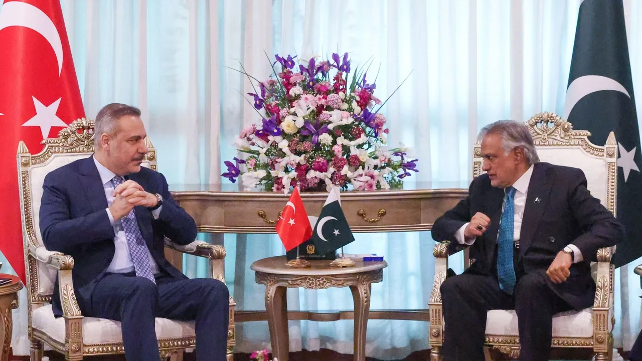 فيدان يلتقي نظيره الباكستاني في إسلام آباد على هامش مباحثات خفض التصعيد بالمنطقة