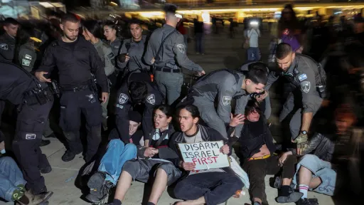 Hunderte Israelis protestieren gegen Iran-Krieg