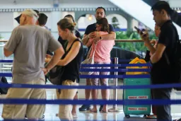 Hakmarrja e Iranit mbyll hapësirën ajrore të Gjirit, prish aviacionin global pas sulmeve Izrael-ShBA
