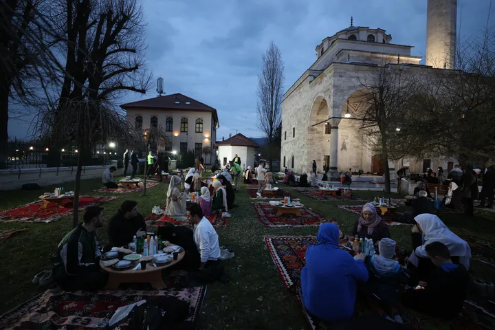 Një iftar tradicional në xhaminë historike "Ferhadije" të Bosnjë e Hercegovinës