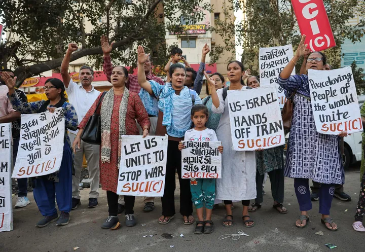 ‘रीढ़विहीन, कायर’: अरुंधति रॉय ने ईरान हमलों की निंदा न करने के लिए भारतीय सरकार की कड़ी आलोचना की।