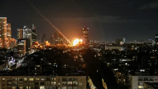 Iran: la guerre s'étend, l'ambassade américaine à Riyad touchée