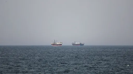 Иран Хормуз бұғазынан өтуге тырысқан кемелерге шабуыл жасалатынын ескертті