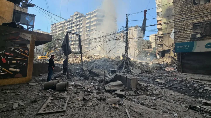 إسرائيل تتوغل في جنوب لبنان وتكثف غاراتها.. والجيش اللبناني يعيد التموضع وسط نزوح آلاف