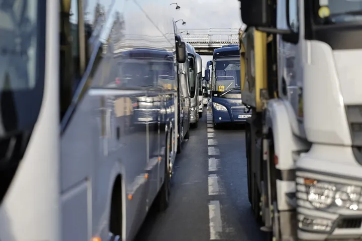 France: les transporteurs manifestent à Paris contre le prix élevé du carburant