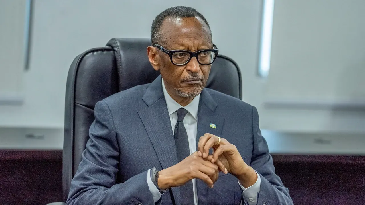 Kagame awaamuru maafisa waandamizi wa serikali 'kusimama' wakati wa hotuba yake