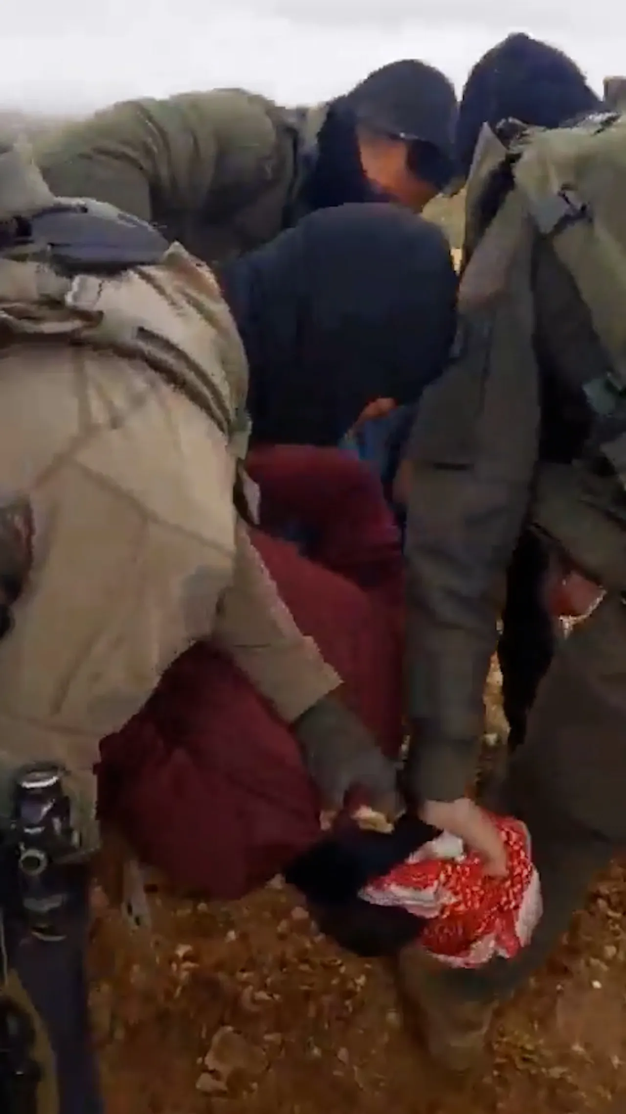 Tentara Israel menahan petani Palestina dengan brutal