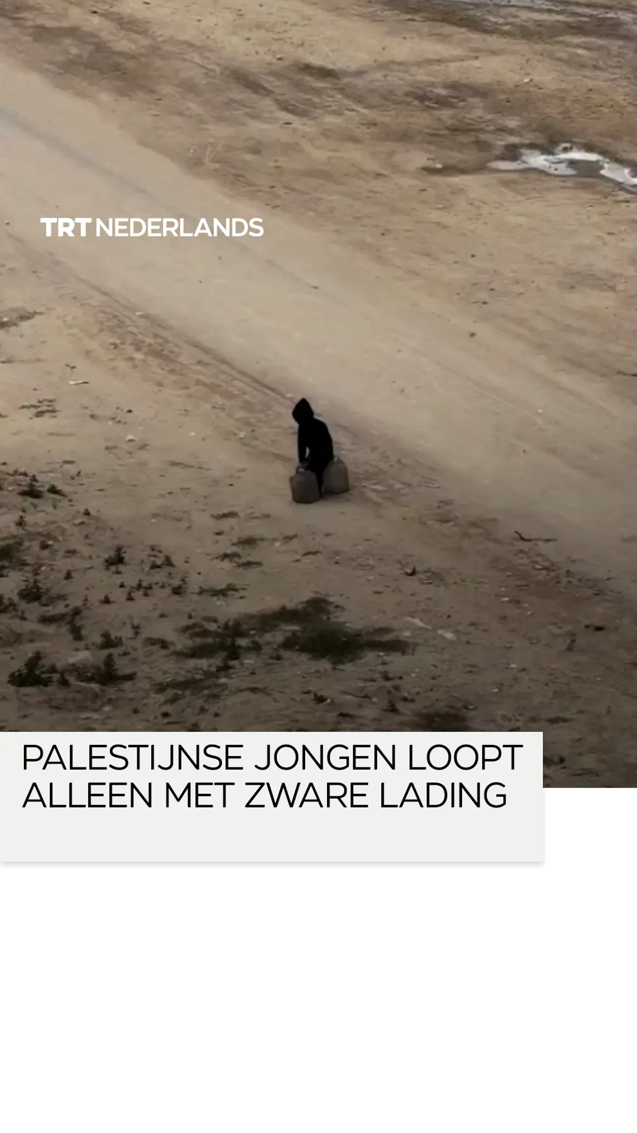 Palestijnse jongen loopt alleen met zware lading