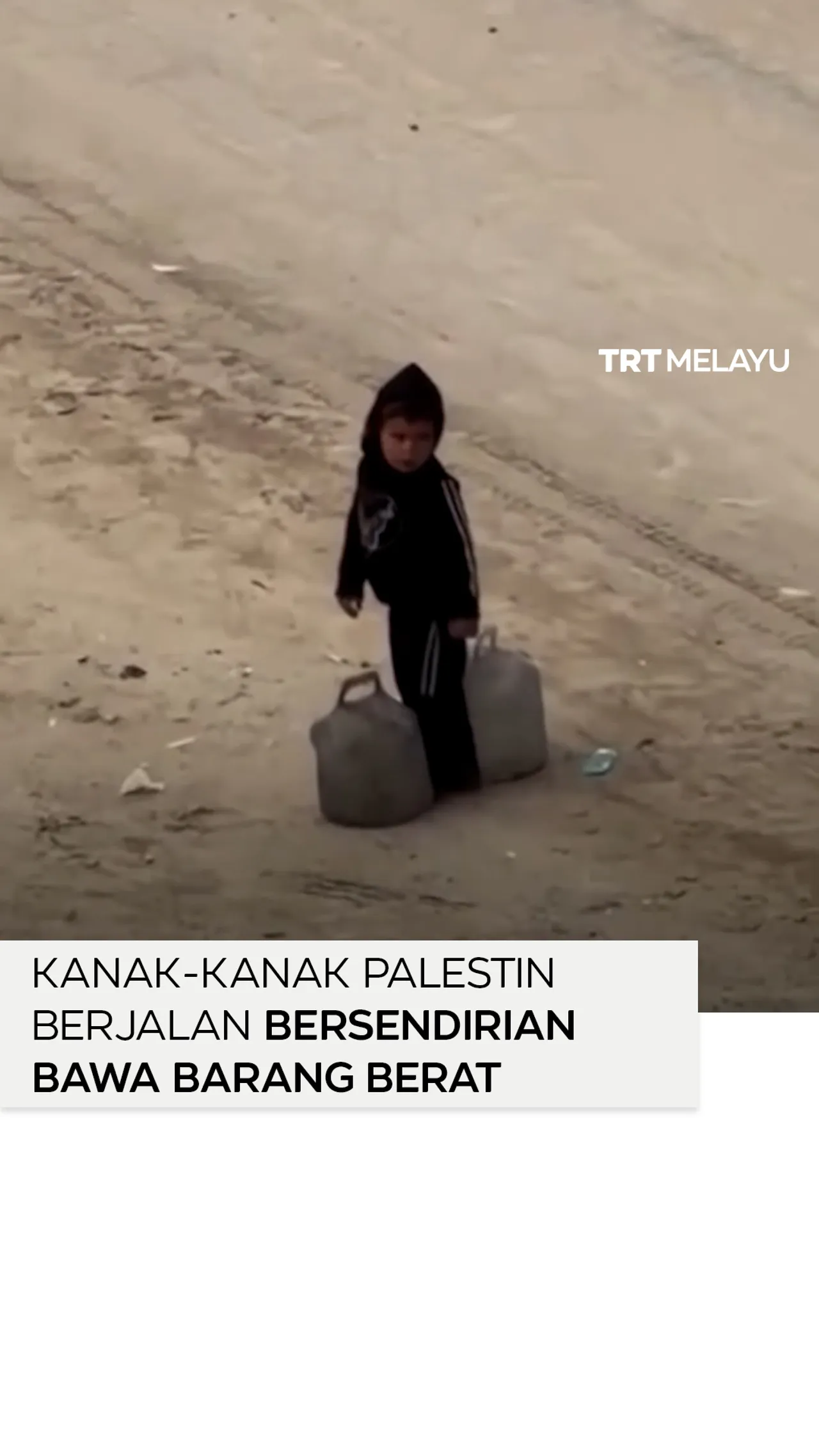 Kanak-kanak Palestin berjalan bersendirian bawa barang berat