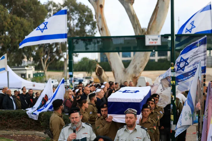 Israel continúa bombardeando Líbano mientras enfrenta pérdidas en el frente