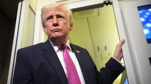 ترامپ: احتمالاً جزیره خارک را بگیریم، می‌خواهیم اختیار نفت ایران را در دست بگیرم