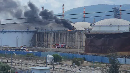 Пожар на израильском НПЗ после иранского удара