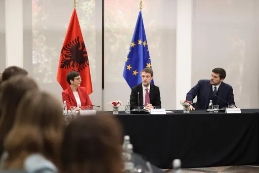 Kryediplomati i Shqipërisë në takim me studentët: Koha e Shqipërisë është tani