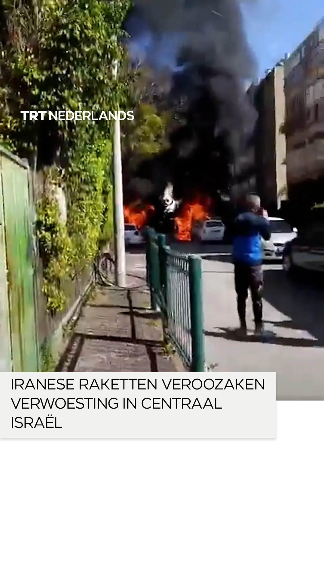 Voertuigen in brand in Israël nadat Iraanse clusterraketten Petah Tikva hebben geraakt