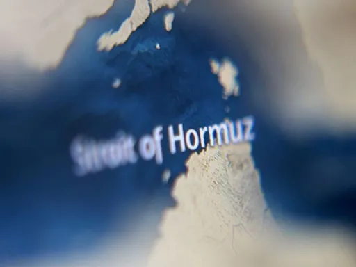 Irão avança com plano de cobrança no Estreito de Ormuz