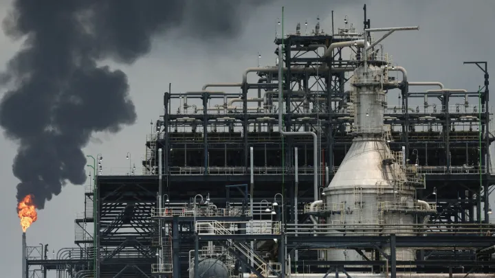 Nigeria allocates more crude cargoes to Dangote refinery for May