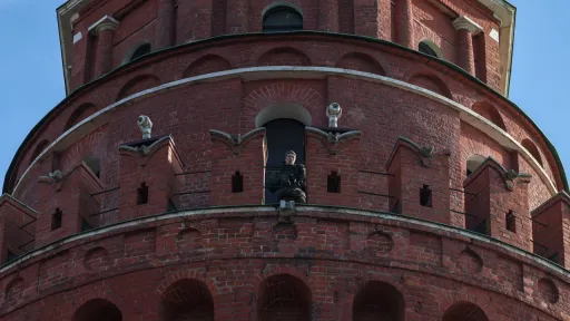 Инициативы в России: работай по 72 часа в неделю, переплачивай за VPN