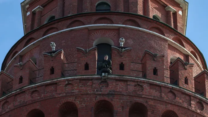 Инициативы в России: работай по 72 часа в неделю, переплачивай за VPN