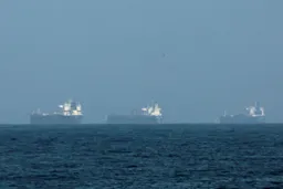 Иран разрешил ограниченный транзит нефти через Ормуз