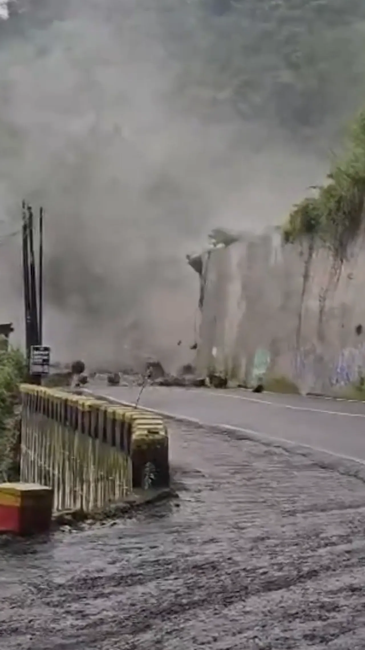 Jalan Ponorogo-Trenggalek lumpuh usai batu-batu besar yang dipicu tanah longsor