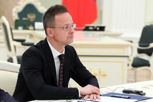 Сијарто: ЕУ по примерот на САД да ги укине санкциите за руска нафта