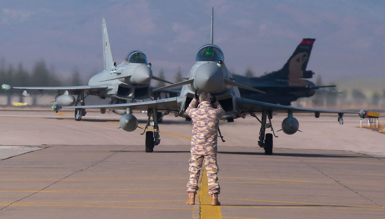 Starmer bolsters UK forces in Qatar as Iran tensions rise - TRT World