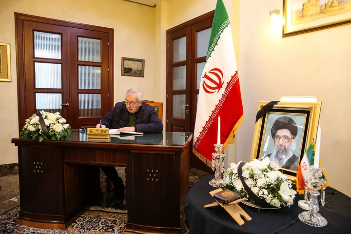 Отворена книга на жалост во иранската амбасада во Белград