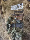 Policia e Kosovës gjen armë, municion dhe uniforma ilegale në Leposaviq