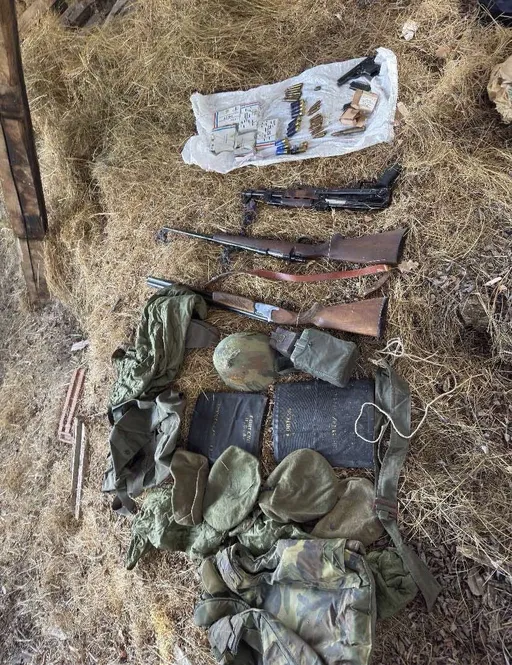 Policia e Kosovës gjen armë, municion dhe uniforma ilegale në Leposaviq