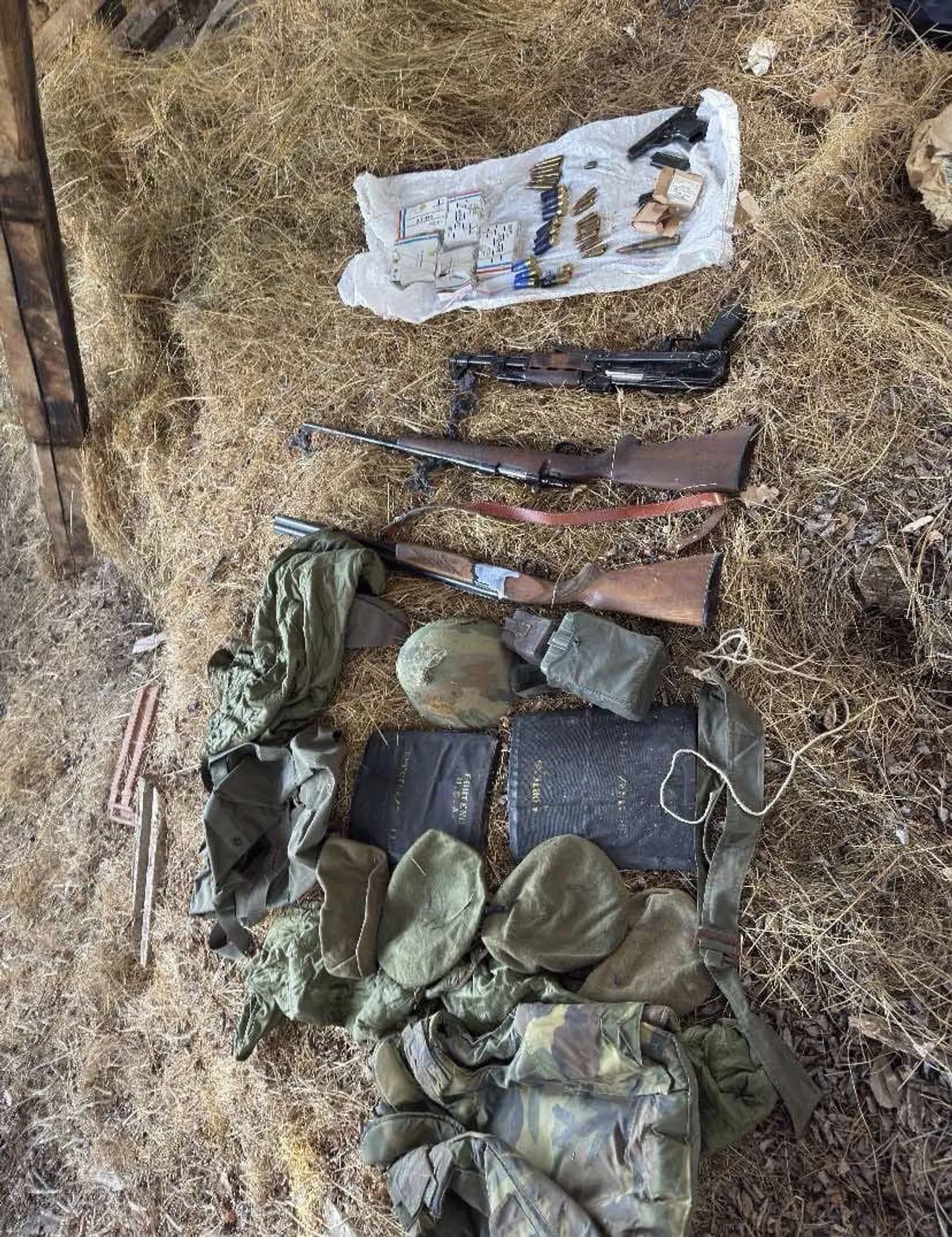 Policia e Kosovës gjen armë, municion dhe uniforma ilegale në Leposaviq