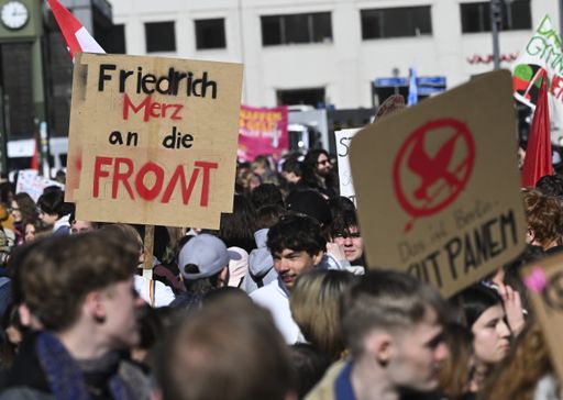 Nxënësit gjermanë organizojnë protesta mbarëkombëtare kundër ligjit të ri për shërbimin ushtarak