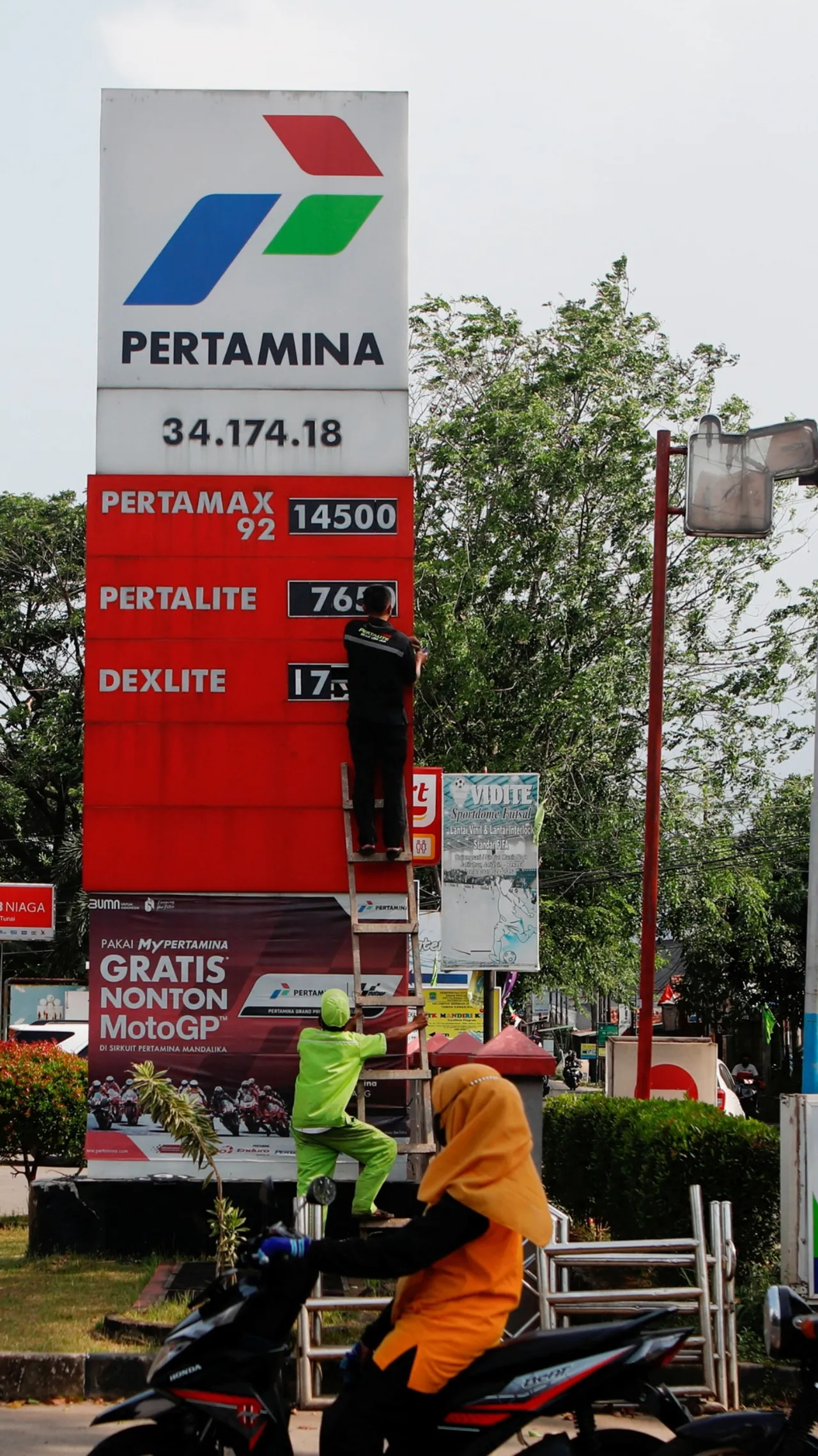 Konflik Israel-AS dan Iran sebabkan harga minyak global naik