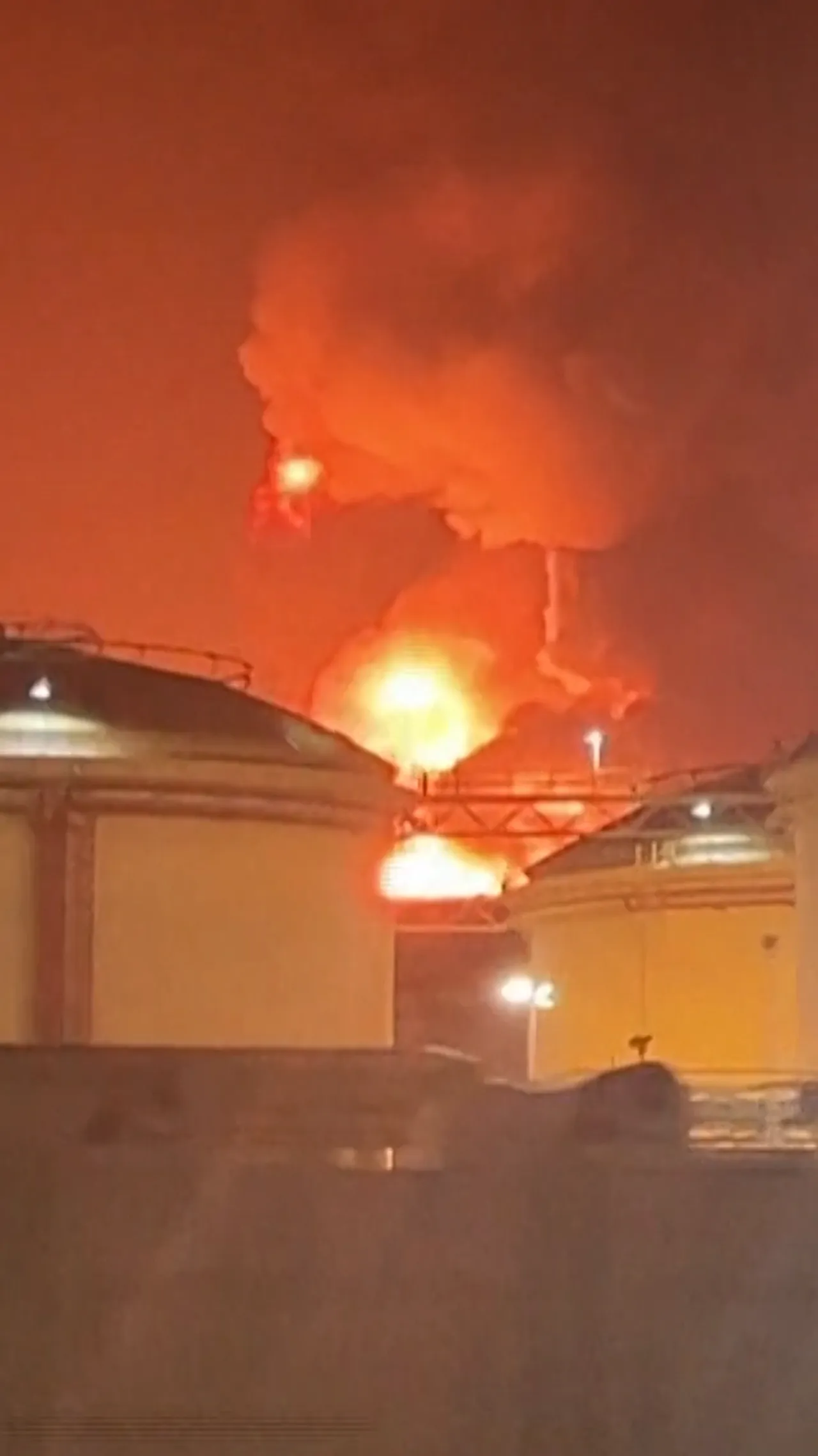 Kebakaran di depot minyak UEA berlanjut hingga hari kedua