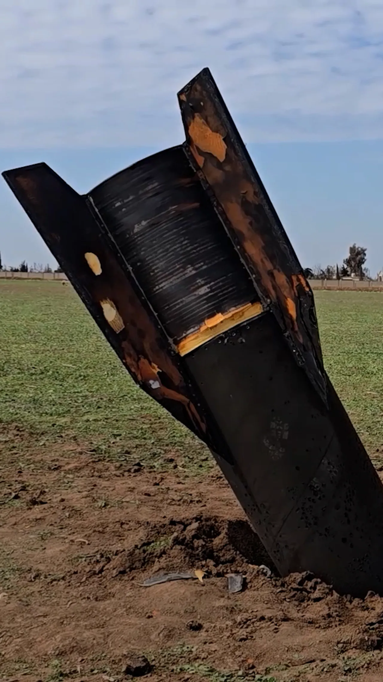 Rudal balistik Iran yang belum meledak mendarat di Suriah