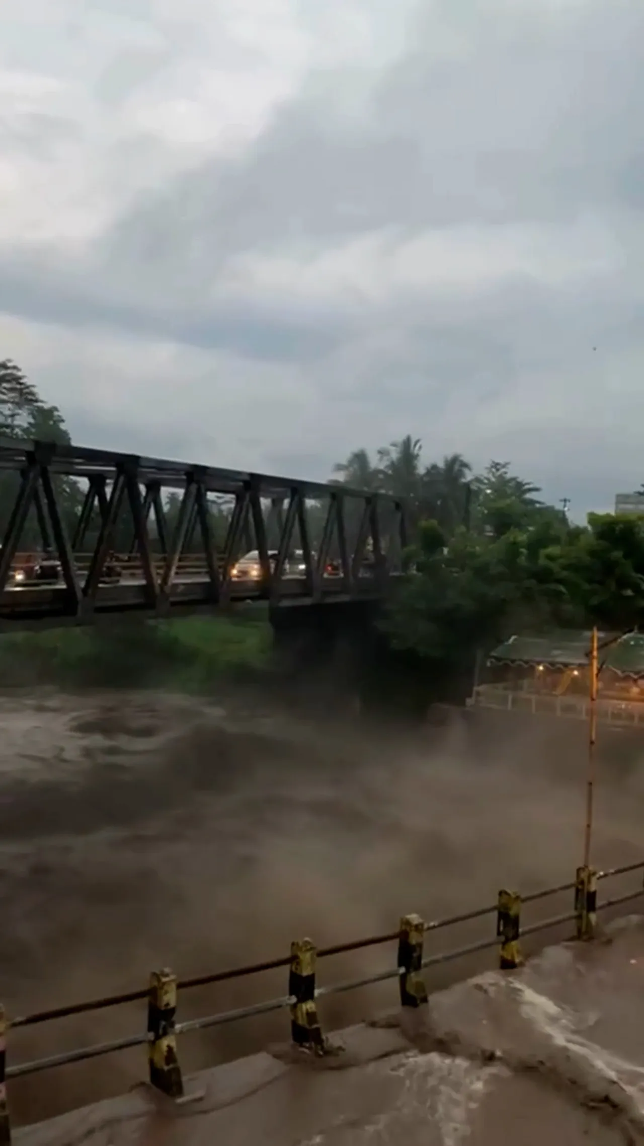 Hujan lahar Gunung Merapi terjang Magelang, jembatan dan pasar terendam