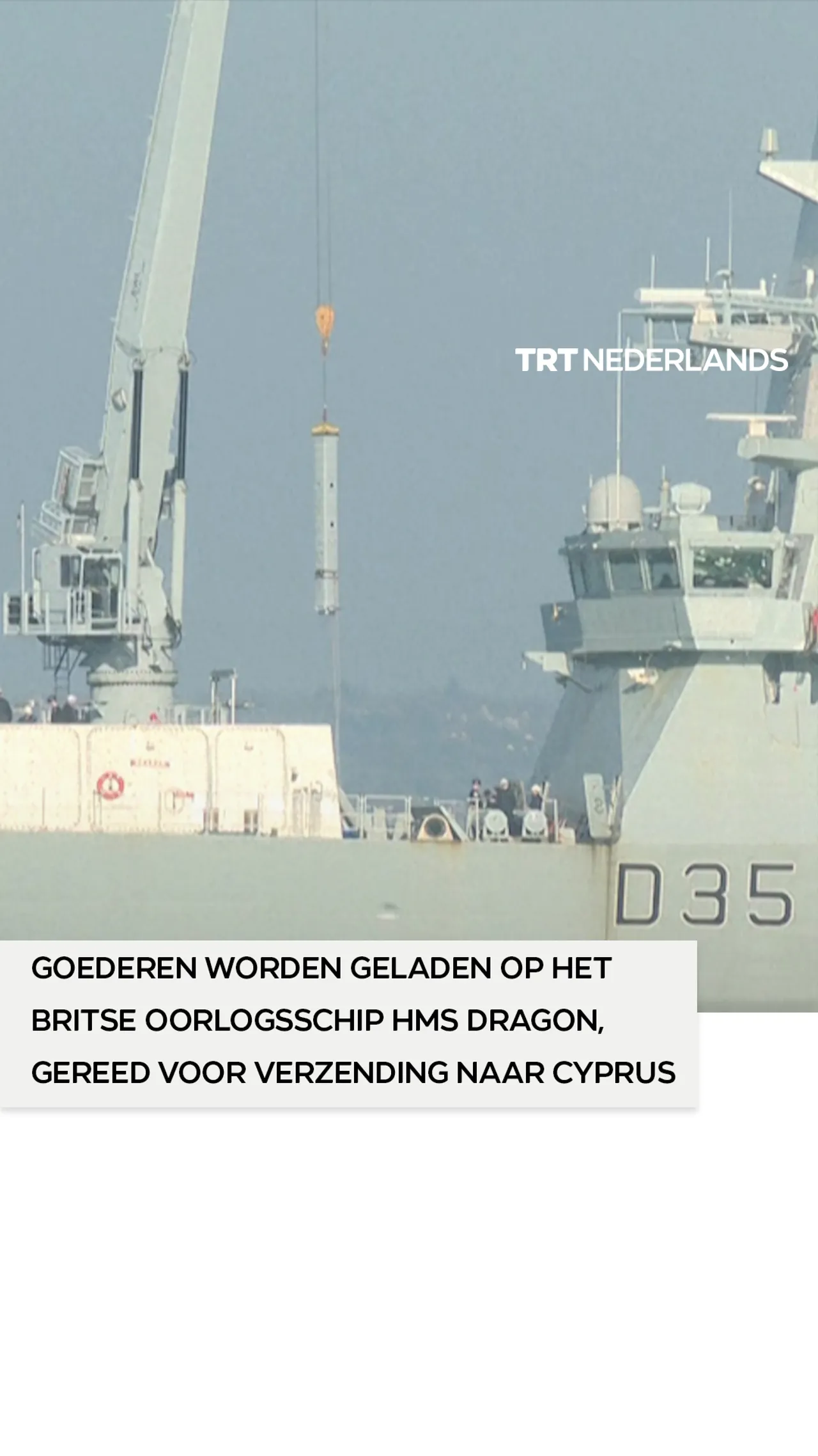 Goederen worden geladen op het Britse oorlogsschip HMS Dragon, gereed voor verzending naar Cyprus