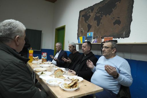 Prifti dhe imami në sofrën e iftarit  E ardhmja e Bosnjës e Hercegovinës është në bashkëjetesë