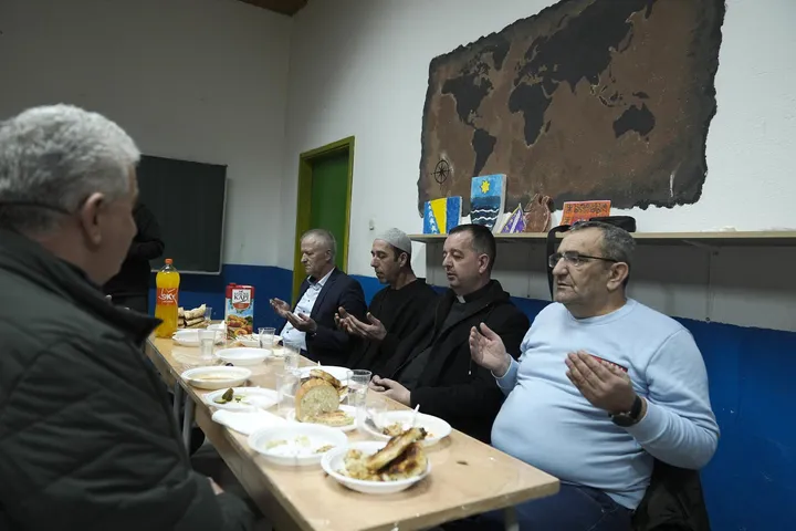 Prifti dhe imami në sofrën e iftarit: E ardhmja e Bosnjës e Hercegovinës është në bashkëjetesë