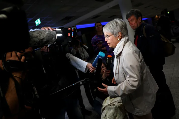 Erster deutscher Evakuierungsflug in Frankfurt gelandet