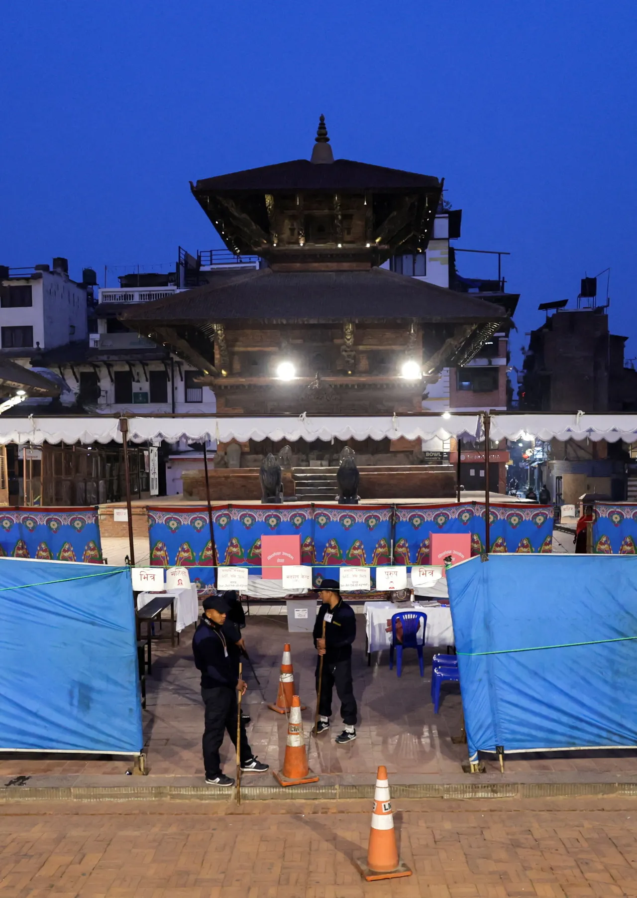 Непал гласа на првите избори откако протестите предводени од младите ја соборија владата на Оли