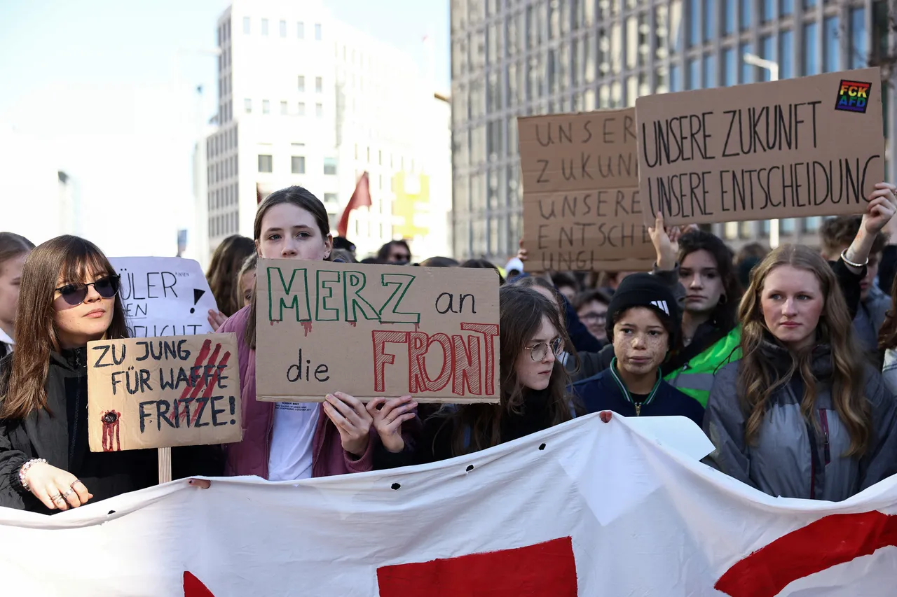 Bundesweiter Schulstreik: Tausende Schüler protestieren gegen neuen Wehrdienst