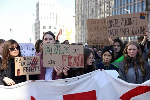 Bundesweiter Schulstreik: Tausende Schüler protestieren gegen neuen Wehrdienst