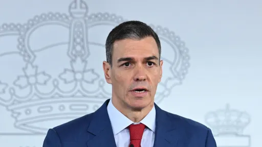 «Согушка жол жок»: Испаниянын премьер-министри АКШга «сокур кулчулукту» четке кагат