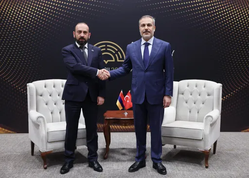 Ministri i Jashtëm i Türkiyes bisedon me homologun armen për zhvillimet rajonale