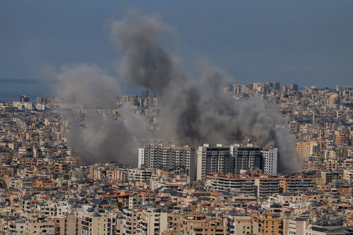 مقتل 4 أشخاص ودمار هائل.. غارات إسرائيلية عنيفة تستهدف الضاحية الجنوبية لبيروت وجنوبي لبنان