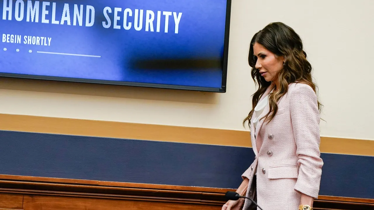 Tramp Kristi Noêmnı wazifasınnan azat itte